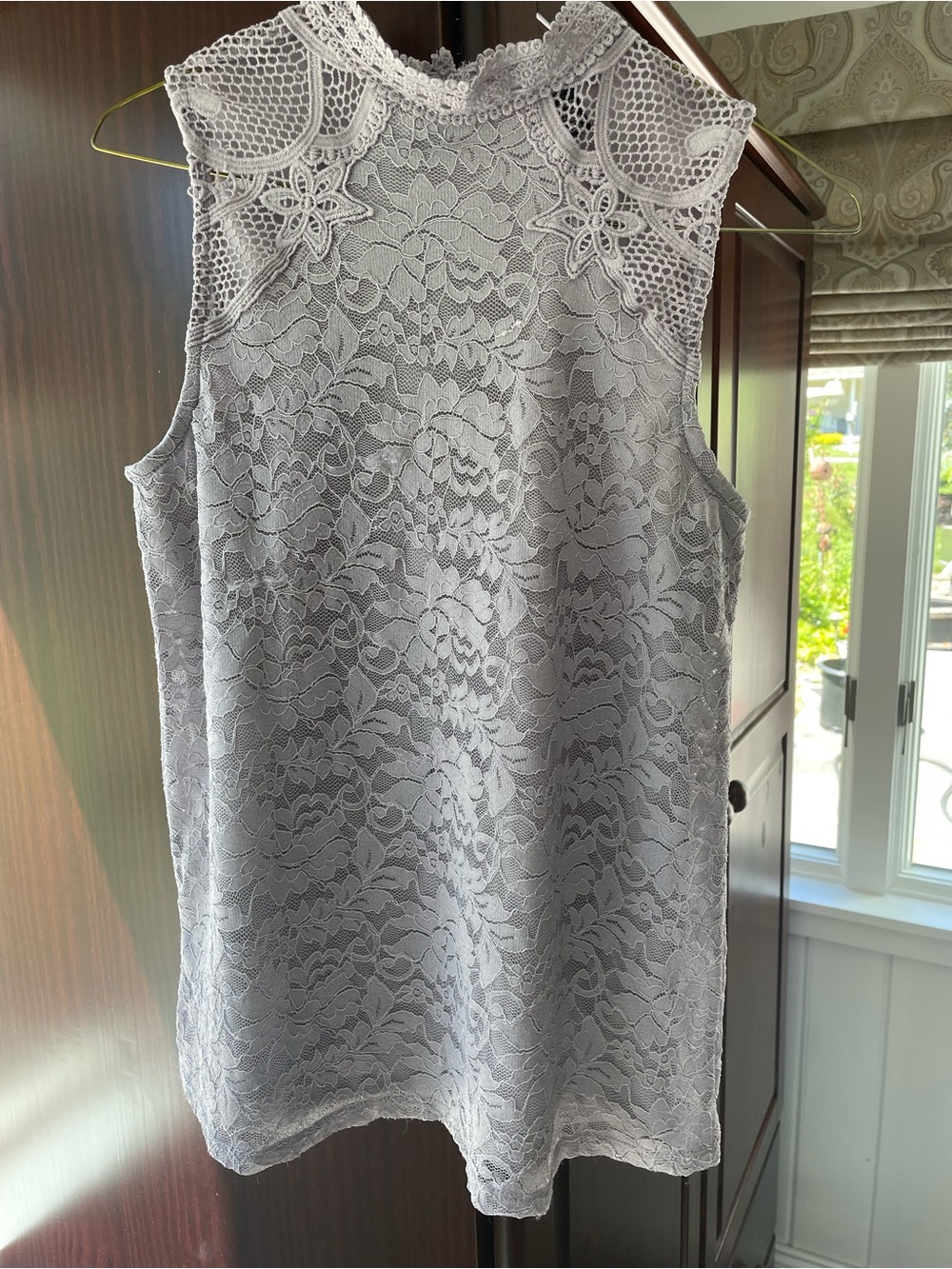 Cable & Gauge Sleeveless Lined Lace Shell Top in Light Purple with Keyhole Back